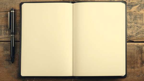 Cuaderno abierto en un espacio claro y tranquilo con estilo minimalista